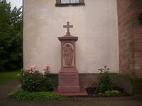 Quelle: Lore Wiucha, Lore Wiucha Kirchendenkmal links
